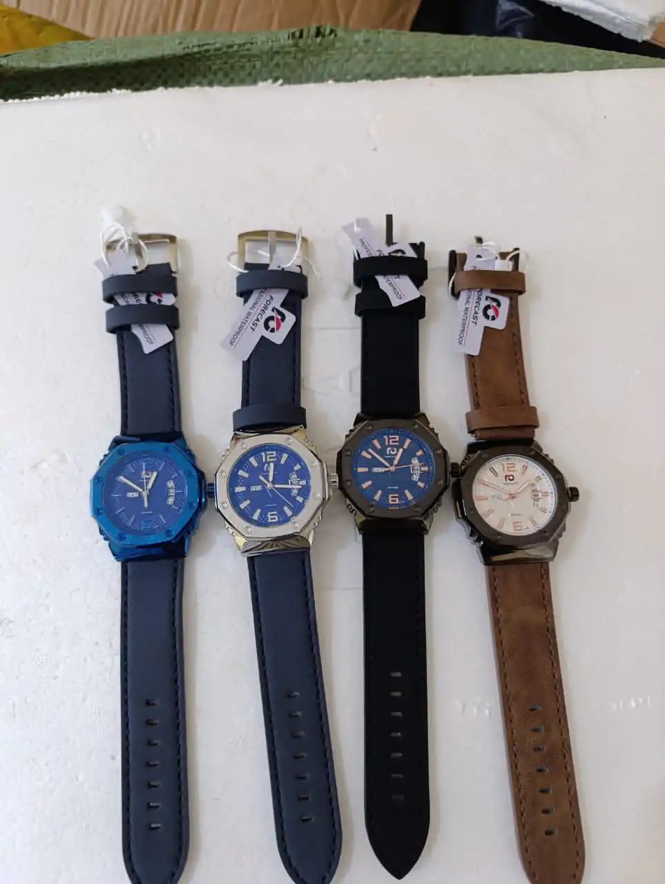 Montre - Couleurs Disponibles : Noire, Bleue, Marron, Autres  - Pour Femme, Homme-Ref : 19103